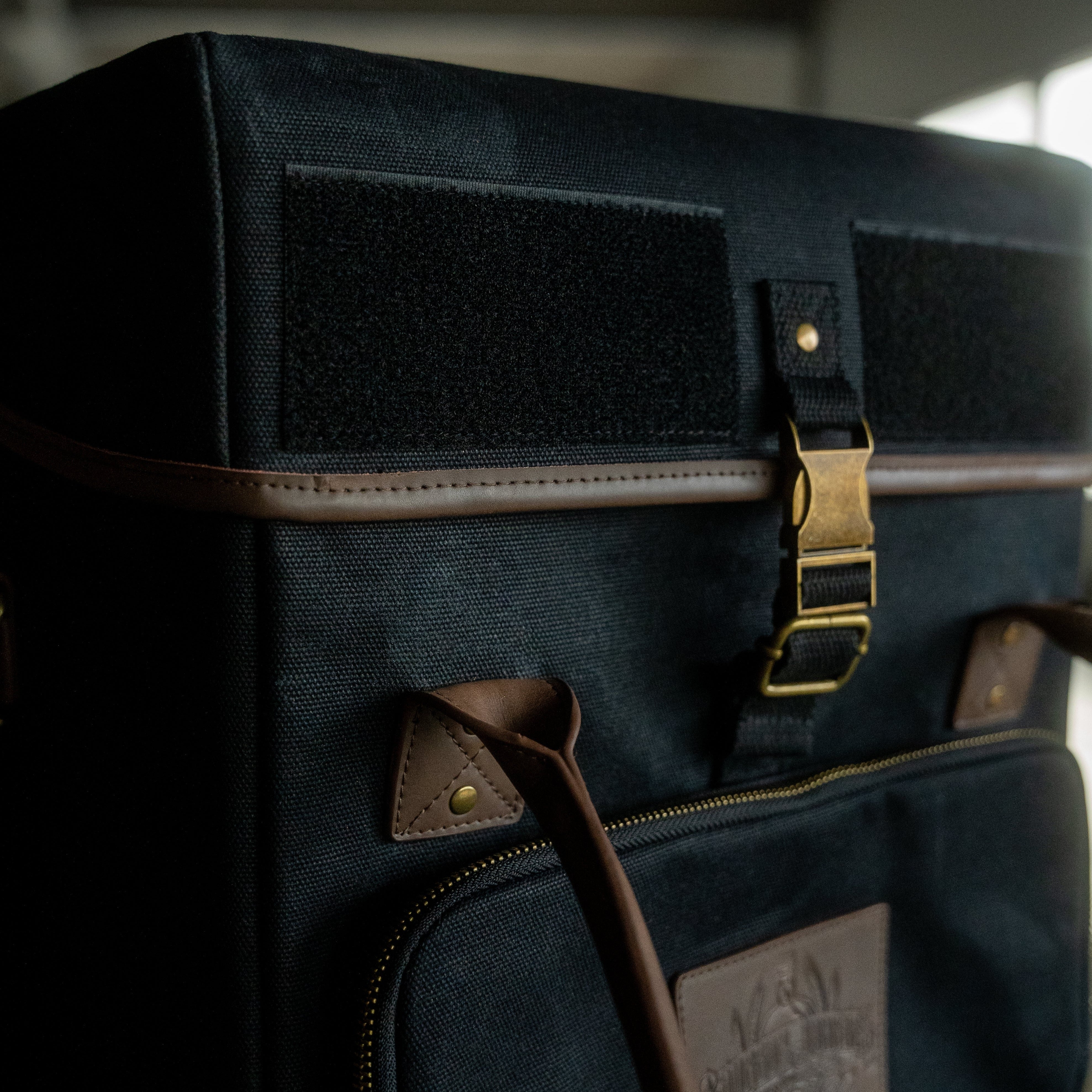 Bourbon Junkies Black Bottle Share Bag - Image 5